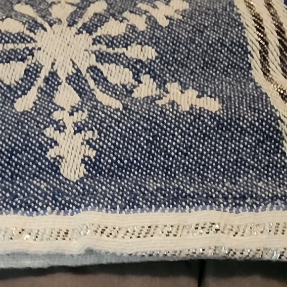 SET OF 8 COTTON AND LUREX SNOWFLAKE NAPKINS NWT - Picture 2 of 4